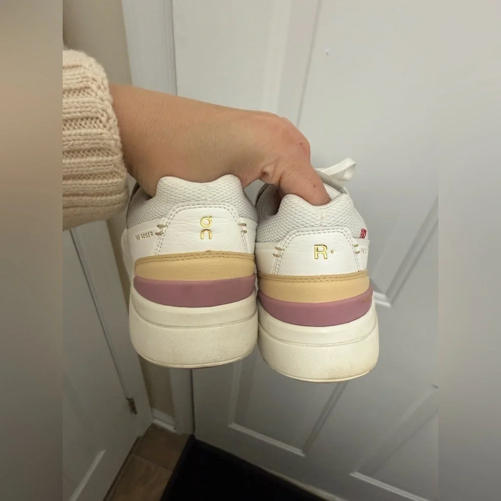 On The Roger Centre Court Women’s White Tennis Shoes Size 8